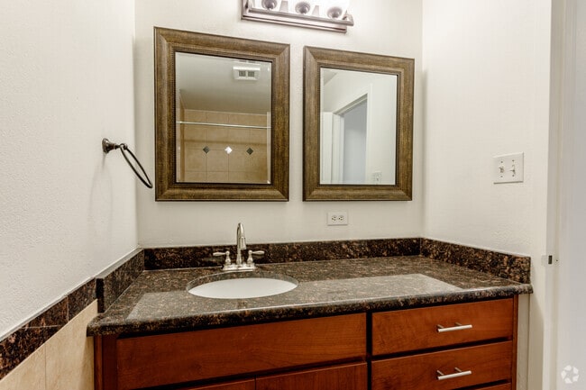 1BR, 1BA - 750SF - Bathroom - Paragon Apartments