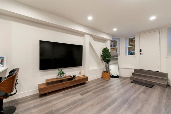 Photo - 1543 N Claremont Ave Unit ID1244946P