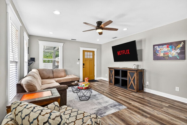 Building Photo - 2910 N Ola Ave Unit ID1300725P