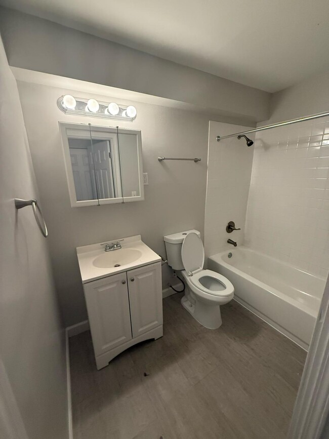 La Vue Lake Apartments - La Vue Lake Apartments