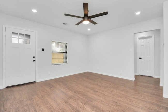 Photo - 262 De Boll St