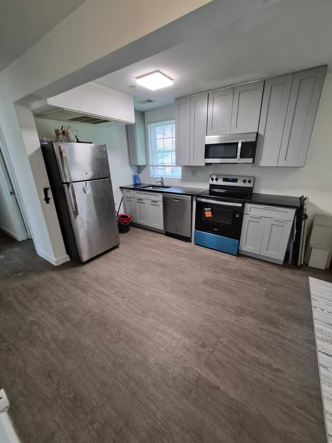 Photo - 113 Wayne Pl SE