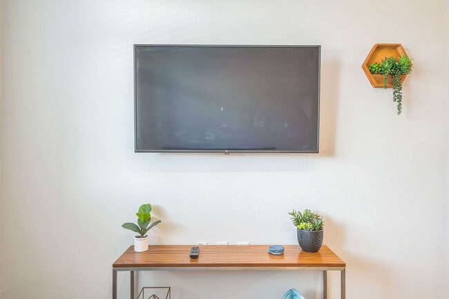 Building Photo - 1825 W Beacon St Unit ID1261700P