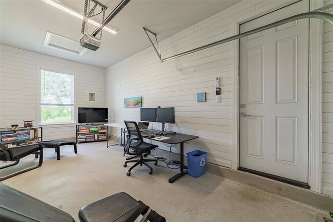 Photo - 104 Lazy Oak Pl