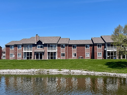 Exterior Building and Lake - Keeneland Crest Apartments