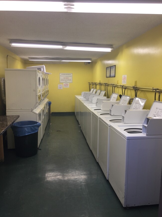 Photo - Burbank Oaks Apartments