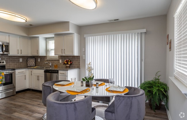 2BR, 1BA - 940 SF - Townes at Heritage Hill