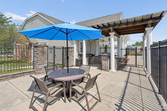 Poolside Lounge - Prairie Point Apartments