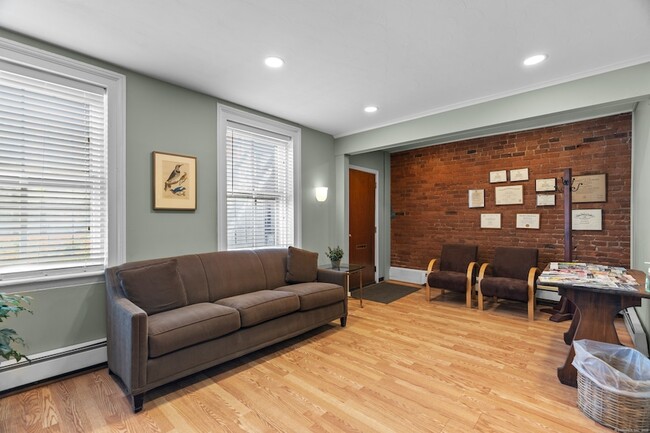 Building Photo - 32 Trumbull St Unit 1