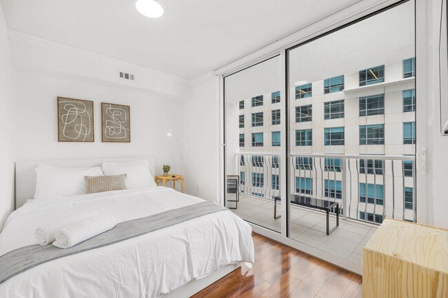 Photo - 1 SE 12th St Unit FL28-ID1050317P