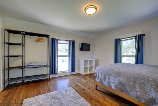 Photo - 408 NE Douglas St Unit SI ID1572390P