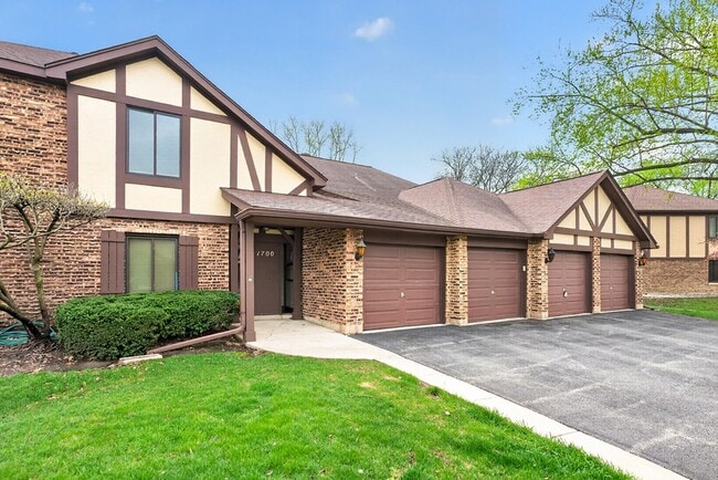 Building Photo - 1700 Lakecliffe Dr