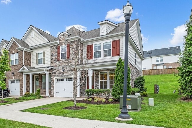 Photo - 1038 Livingstone Ln