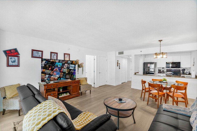 Building Photo - 1 SE 12th St Unit SI FL38-ID1036739P