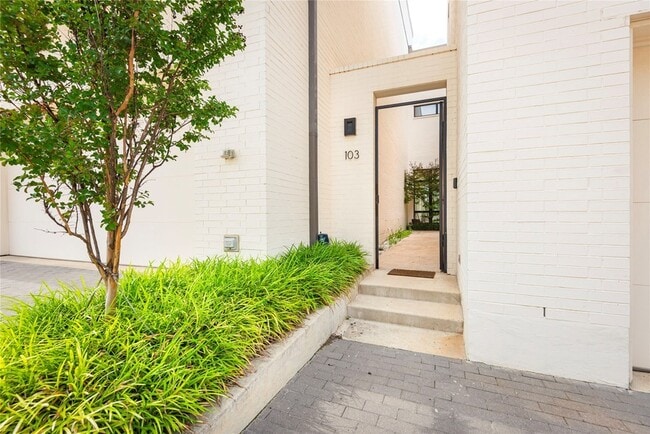 Building Photo - 610 N Oak Cliff Blvd Unit 103