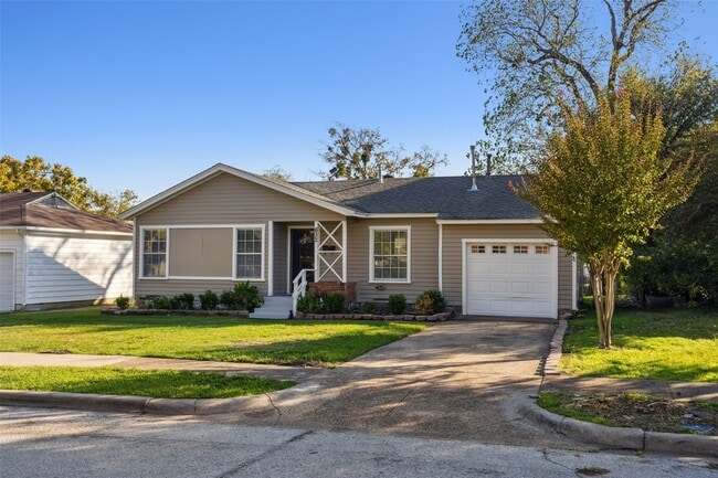 Photo - 832 Bowie St