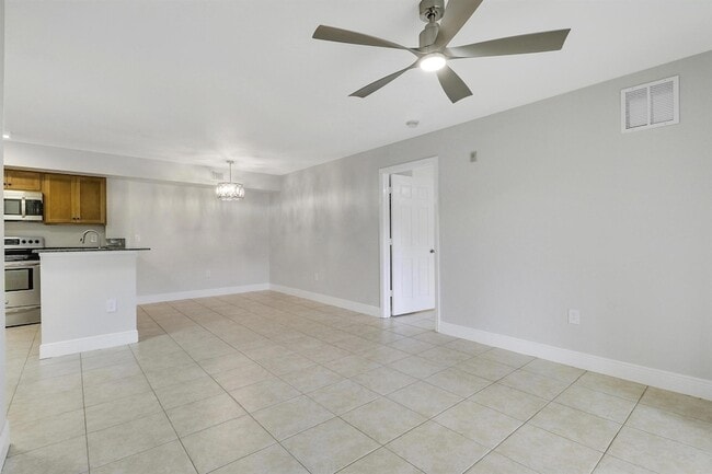 Photo - 171 SW Palm Dr Unit 105