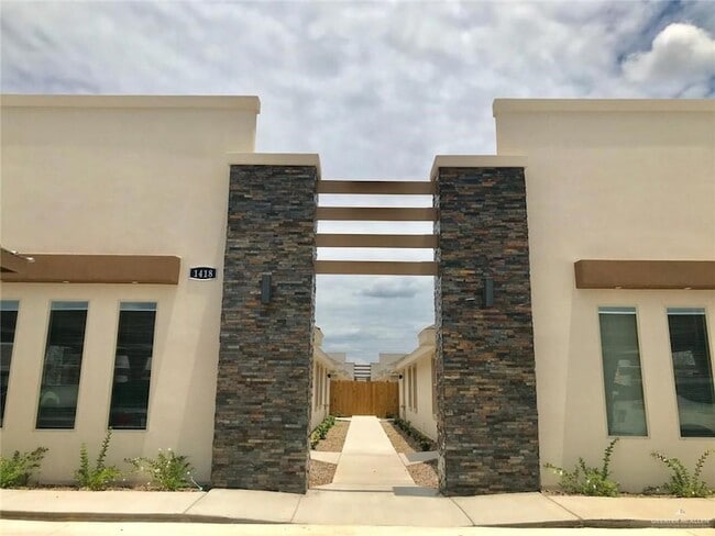 Building Photo - 1511 Coyote Hls Unit 3