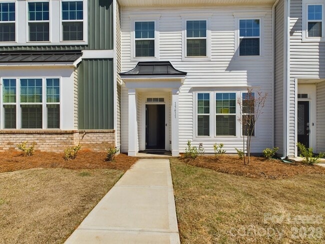 Building Photo - 15611 Country House St