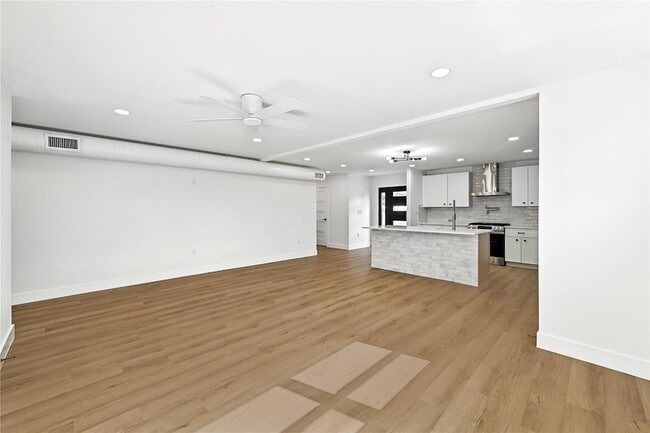 Photo - 815 Buckingham Pl