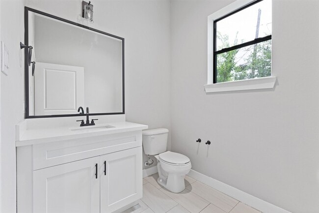 Photo - 806 E 39th St