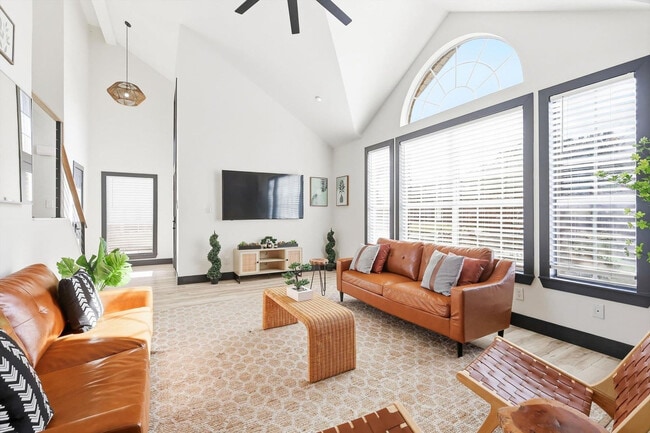 Building Photo - 6440 Knoll Ridge Dr Unit ID1343745P