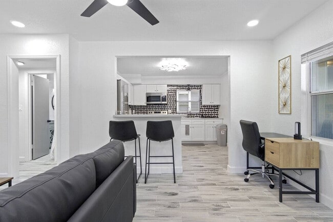 Building Photo - 1422 Dauphin Ln Unit ID1094223P