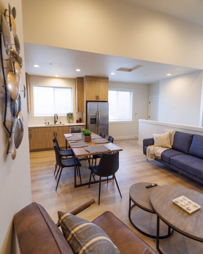 Building Photo - 3505 NE Creston Ave Unit ID1334334P