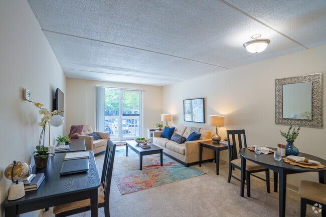 1BR, 1BA - 650SF - Living Room - Kimball Court