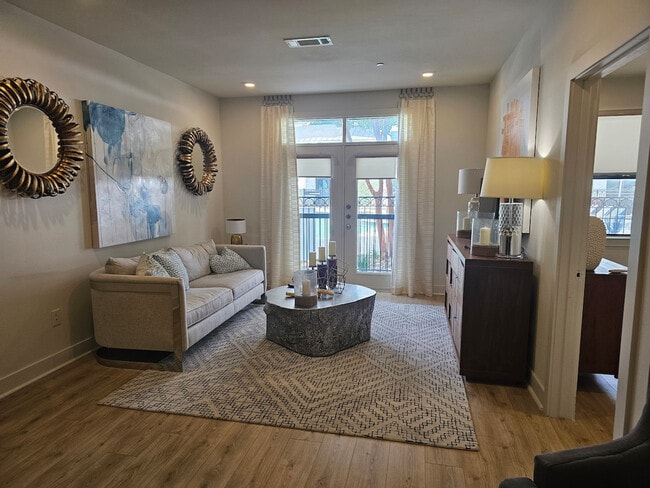 Building Photo - 2137 Pelham Dr Unit FL1-ID1028915P