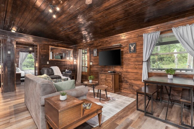 Building Photo - 15039 Pleasant Valley Rd Unit SI ID1496058P