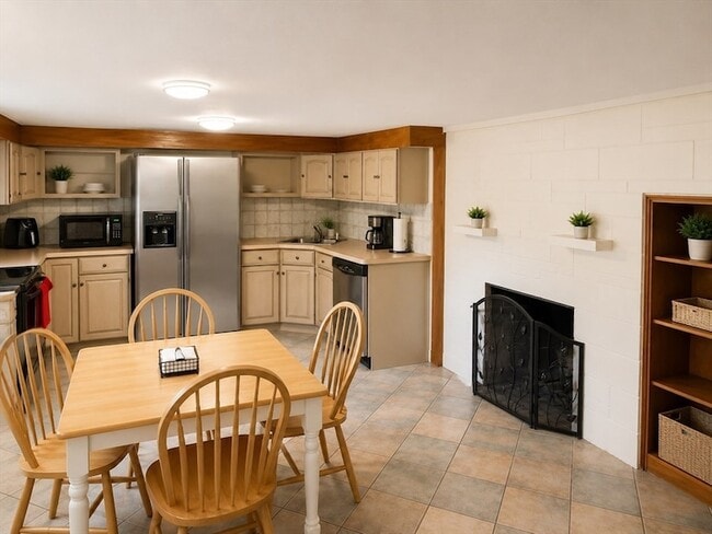 Building Photo - 24 Bencliffe Cir Unit G