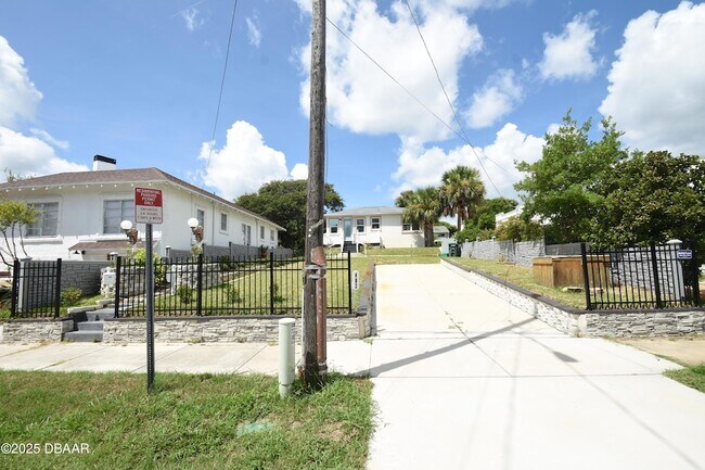 Photo - 403 N Oleander Ave