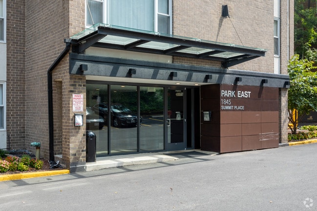 Park East - Park East Apartments
