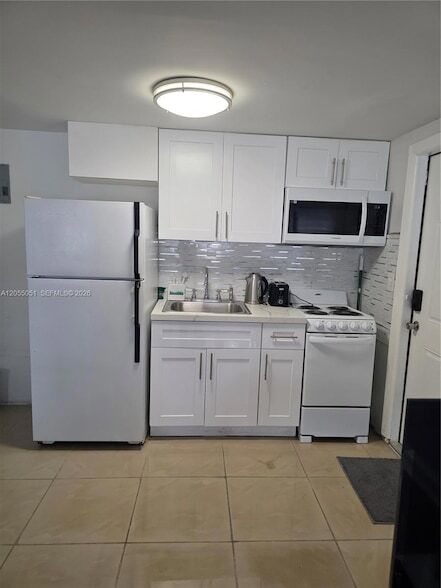 Building Photo - 5712 Hollywood Blvd Unit 1