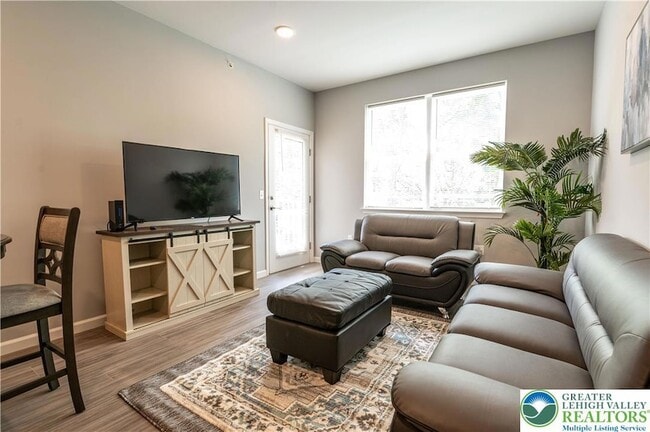 Photo - 948 N Front St