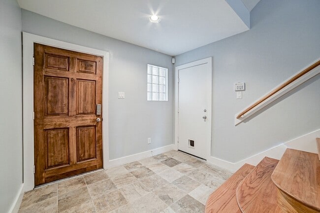 Photo - 5838 Larkin St