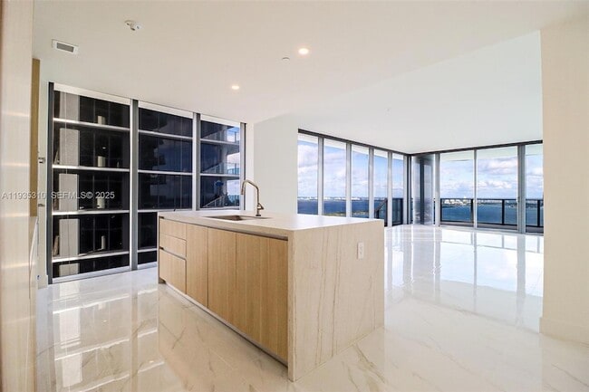 Building Photo - 700 NE 24th St Unit 4201