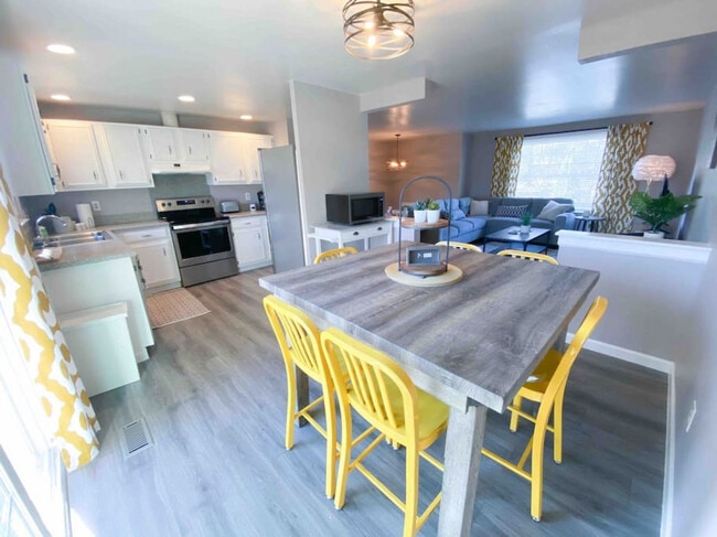 Photo - 11423-11425 5 Cedars Rd Unit ID1293781P