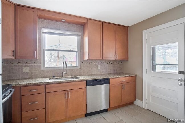 Photo - 115 W 13 Mile Rd