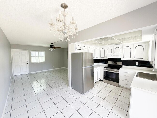 Photo - 320 SW 1st St
