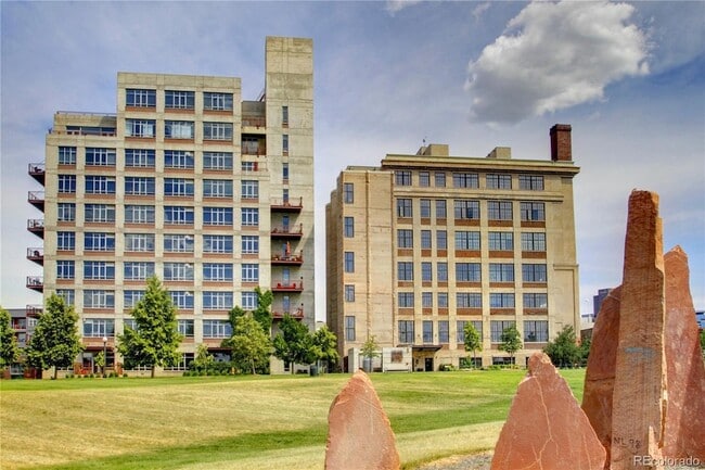 Building Photo - 2000 Little Raven St Unit 102