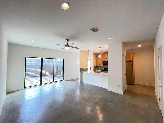 Building Photo - 2101 Montopolis Dr Unit 20
