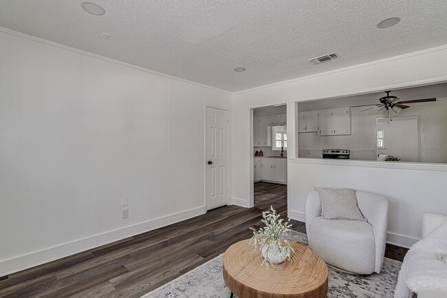 Photo - 541 NW Lorna St