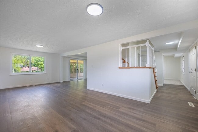 Photo - 6221 Longford Rd