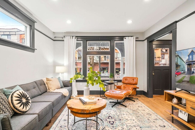 Building Photo - 3820 SE Belmont St Unit ID1309865P