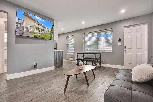Photo - 906 N Riverside Dr Unit SI ID1503993P