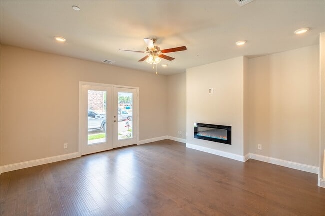 Photo - 7800 Manilla Dr