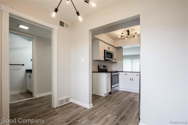 Photo - 850 N Main St