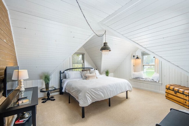 Photo - 2002 N Lynndale Dr Unit ID1061642P